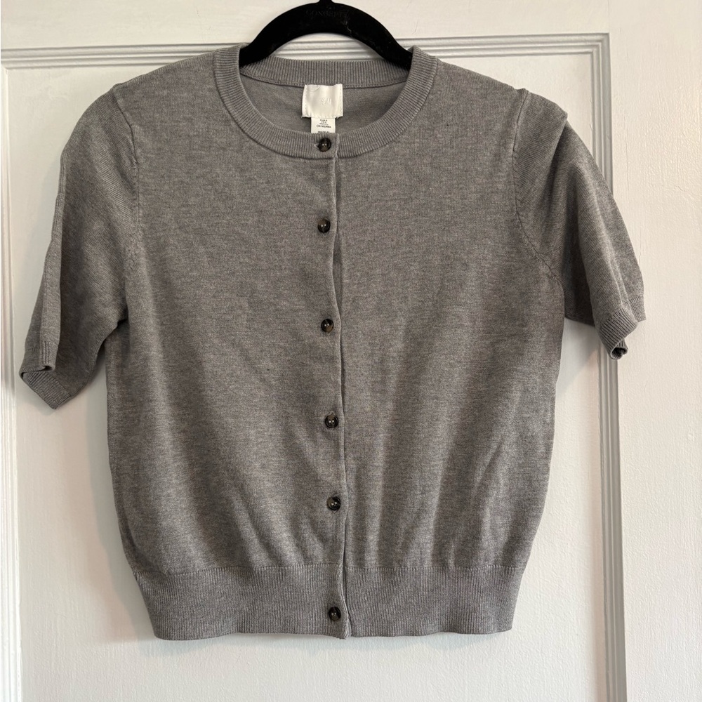 NWT Women's H&M Gray Short-Sleeve Crewneck Button-Front Cardigan Size Small